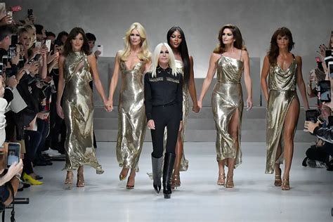 gianni versace migliori abiti|Vestiti metallizzati oro e argento: l'abito oroton di Gianni Versace .